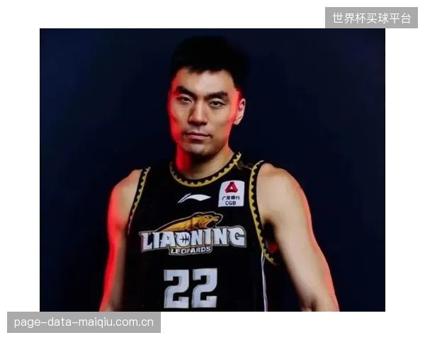 老将李晓旭的经验和防守贡献,是辽宁队不可或缺的内线屏障。 老将李晓旭的经验和防守贡献,是辽宁队不可或缺的内线屏障。